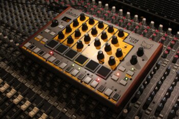 Akai Tom Cat Akai Tom Cat