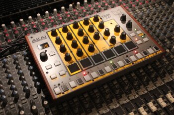 Akai Tom Cat Akai Tom Cat