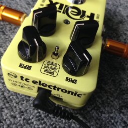 TC Electronic Helix Phaser : Alimentation à l'avant TC Electronic Helix Phaser : Alimentation à l'avant