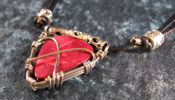 Twisted Picks Guitar Pick Holder Necklace : Twisted Pick Guitar Pick Holder Necklace (Article)