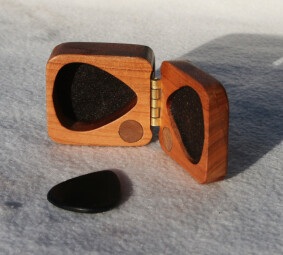 Debandf Guitar pick Wooden box : Debandf Guitar pick Wooden box (Article) Debandf Guitar pick Wooden box : Debandf Guitar pick Wooden box (Article)