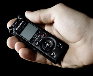 Olympus LS-P2 : Olympus LS P2 in hand Olympus LS-P2 : Olympus LS P2 in hand