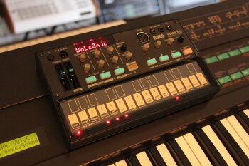 Korg Volca FM : Volca FM 2tof 003.JPG Korg Volca FM : Volca FM 2tof 003.JPG