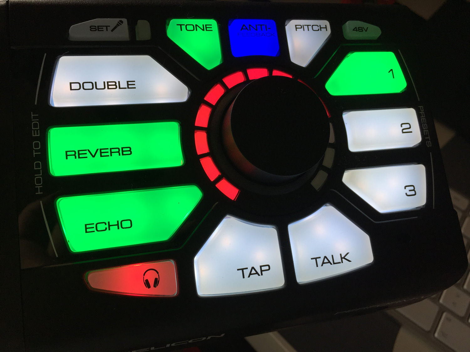 TC-Helicon Perform-V : Headphone level