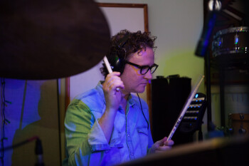 Waves Greg Wells : Greg Wells playing drums