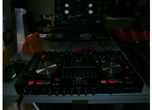 DENON DJ MC6000MK2 (vue de profil face)