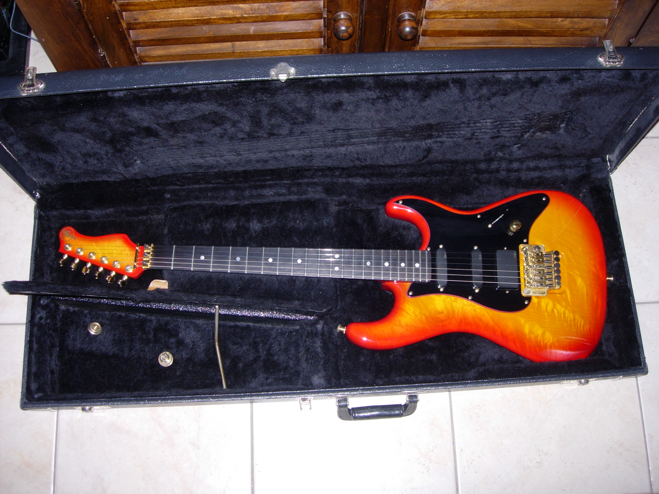 Valley Arts Guitars Custom Pro USA (strat)