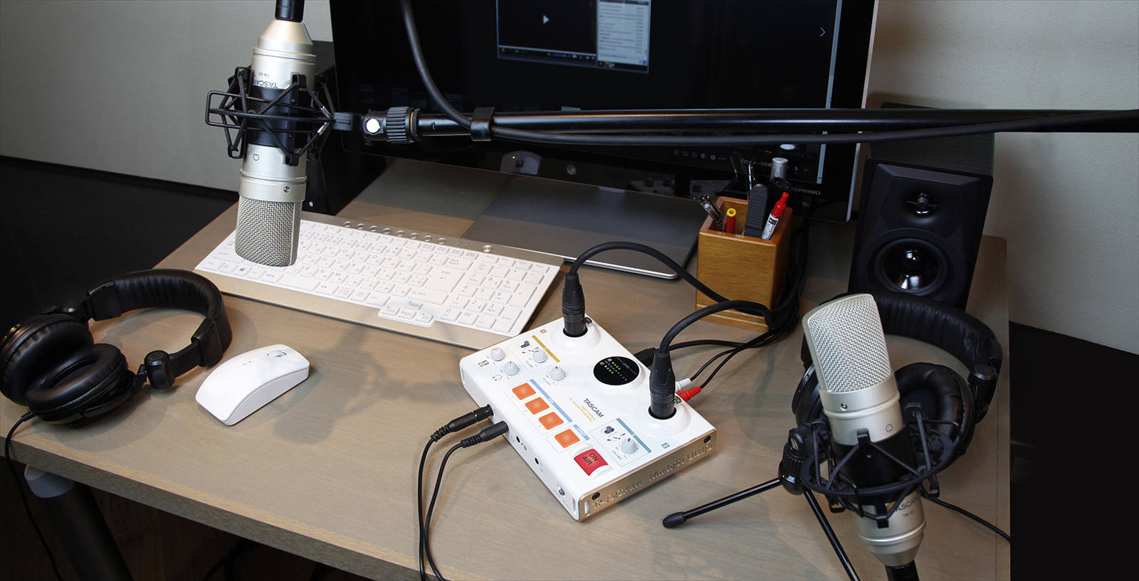 Tascam MiNiSTUDIO Creator US-42 : TAS US 42 m two mic 6860 w