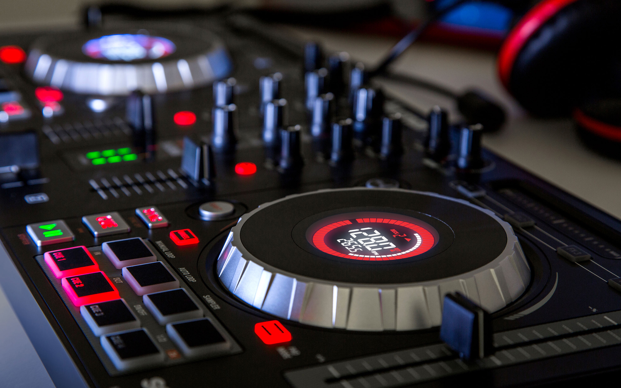 MixtrackPlatinum detail2 3000x1875 web