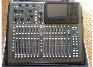 Table Behringer X32 Compact 01