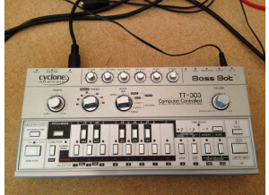 Cyclone analogic bass bot tt 303 1435116