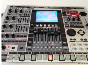 Roland MC-909 Sampling Groovebox (6811)