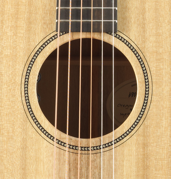 Breedlove Oregon Concerto E (Myrtlewood) : OREGON CONERTO ACOUSTIC GUITAR MYRTLEWOOD SH