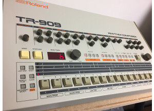 Roland TR-909 (64405)