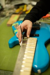 Sadowsky Vintage Single Cut Bass Measuring Frets 998x1500 Sadowsky Vintage Single Cut Bass Measuring Frets 998x1500