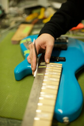 Sadowsky Vintage Single Cut Bass Measuring Frets 998x1500 Sadowsky Vintage Single Cut Bass Measuring Frets 998x1500