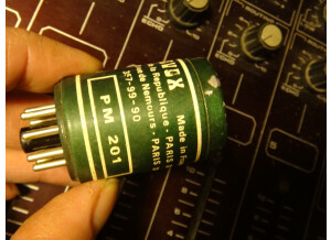 Composant enfiché à l'arrière de l'EQ217 Freevox