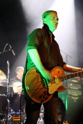 Geordie Walker onstage 2.JPG Geordie Walker onstage 2.JPG