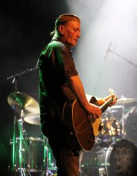 Geordie Walker onstage 3.JPG Geordie Walker onstage 3.JPG