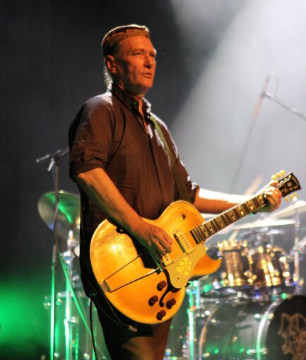 Geordie Walker onstage.JPG Geordie Walker onstage.JPG