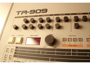Roland TR-909 (20745)