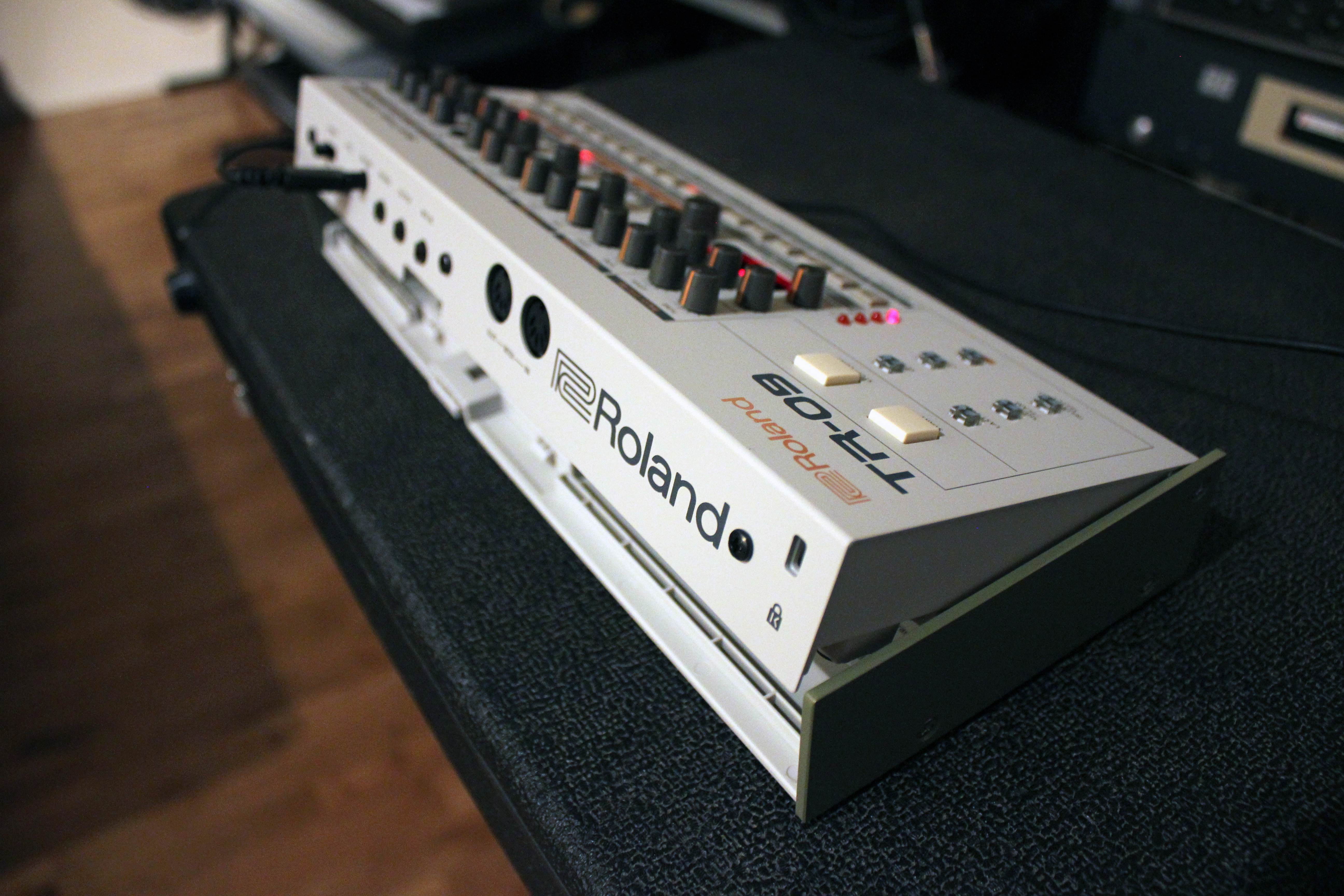 Roland TR-09 : backside