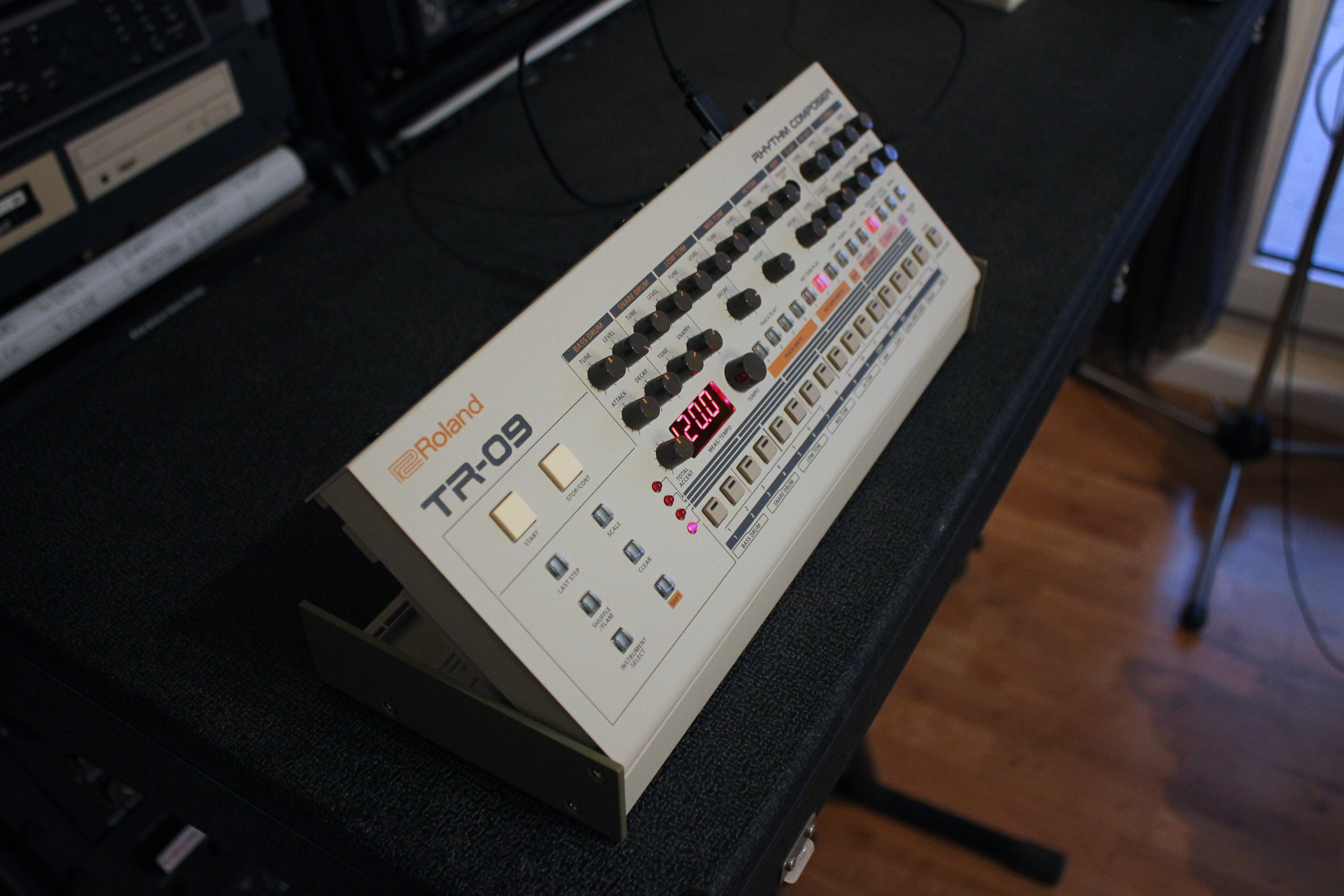 Roland TR-09 : left