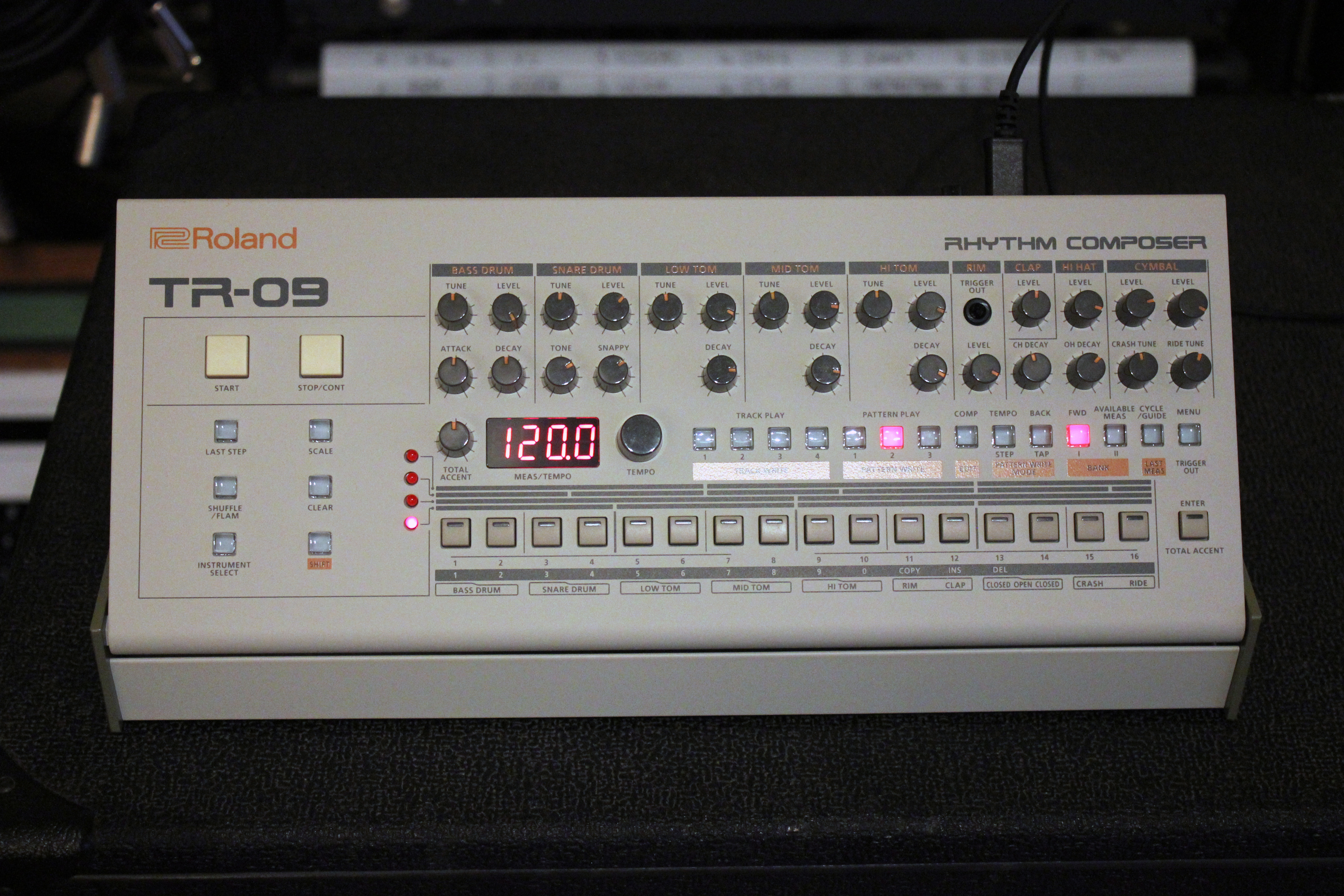 Roland TR-09 : face