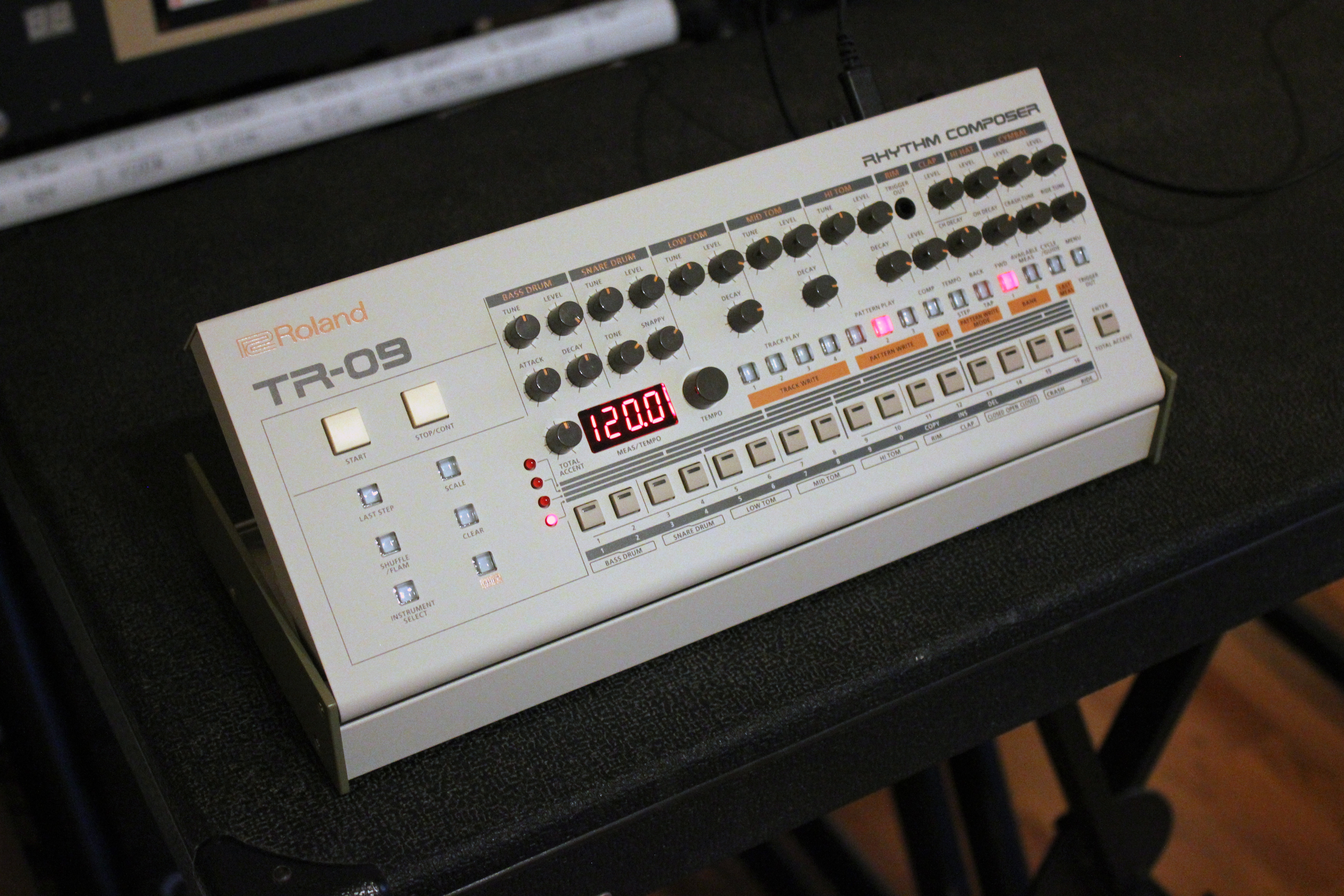 Roland TR-09 : global