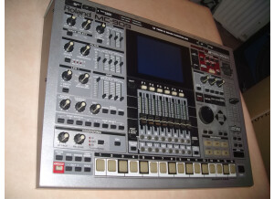 Roland MC-909 Sampling Groovebox (95990)