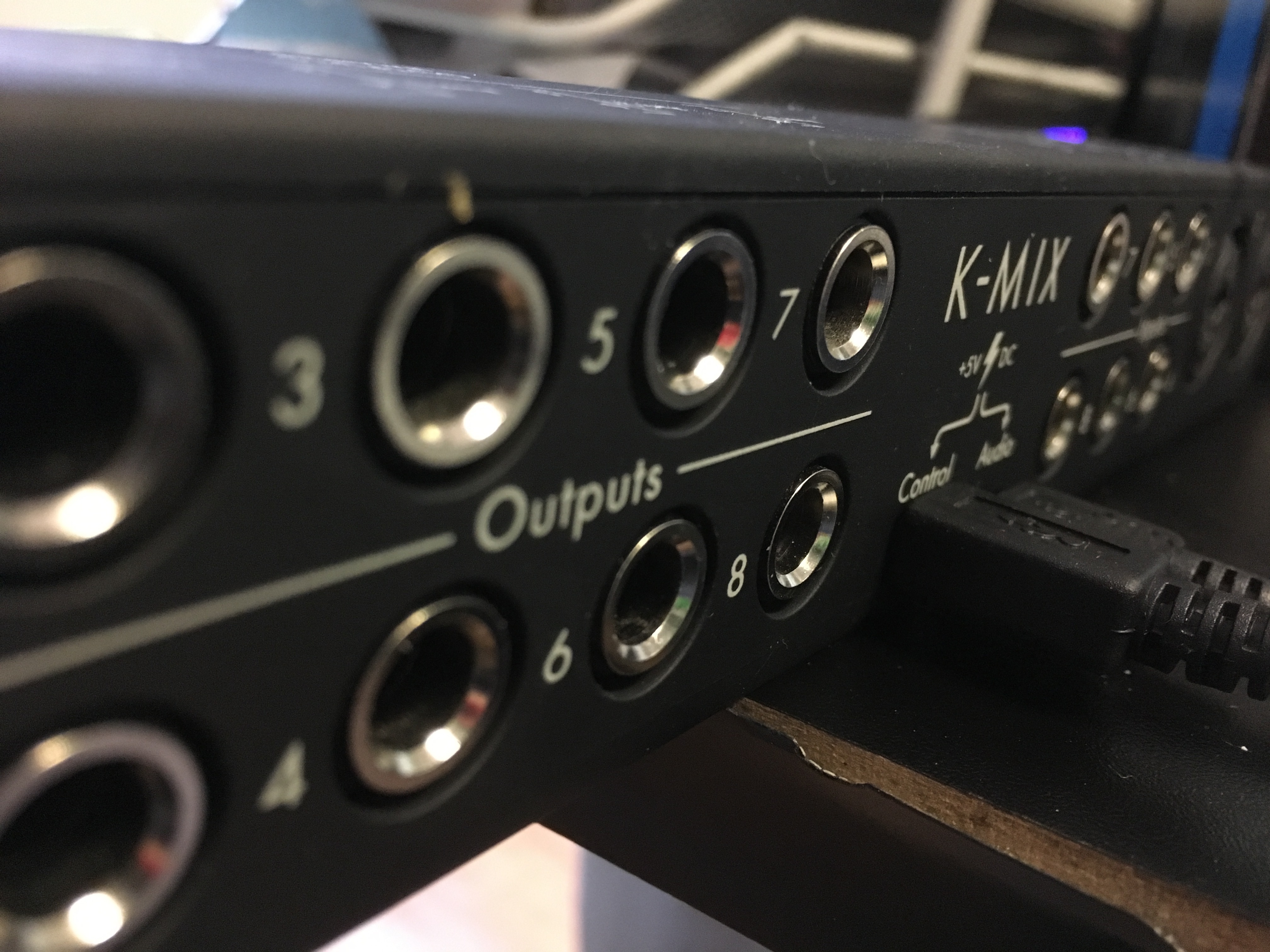 Keith McMillen Instruments K-Mix : K-Mix outputs