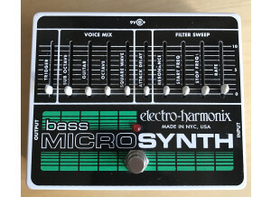 EHX Bass MicroSynth dessus