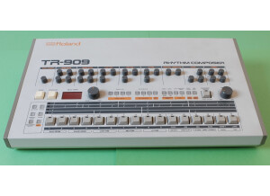 Roland TR-909 (44720)