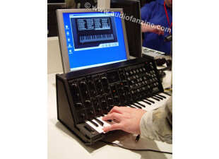 Mais la grande mode était surtout au contrôleur MIDI dédié à un logiciel particulier. Outre le Guitar Rig de Native Instruments avec son pédalier, on pouvait ainsi voir le [b]Korg Legacy[/b] et son interface qui offre une réplique du Korg MS20 orig
