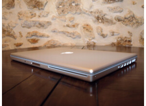 Apple MacBook Pro 17" 2.16 GHz Intel Core Duo 120Go RAM 2Go