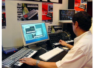 Jean-Yves Fournier, chef de produit chez Korg, en pleine démonstration de l'impressionnante Legacy Collection.