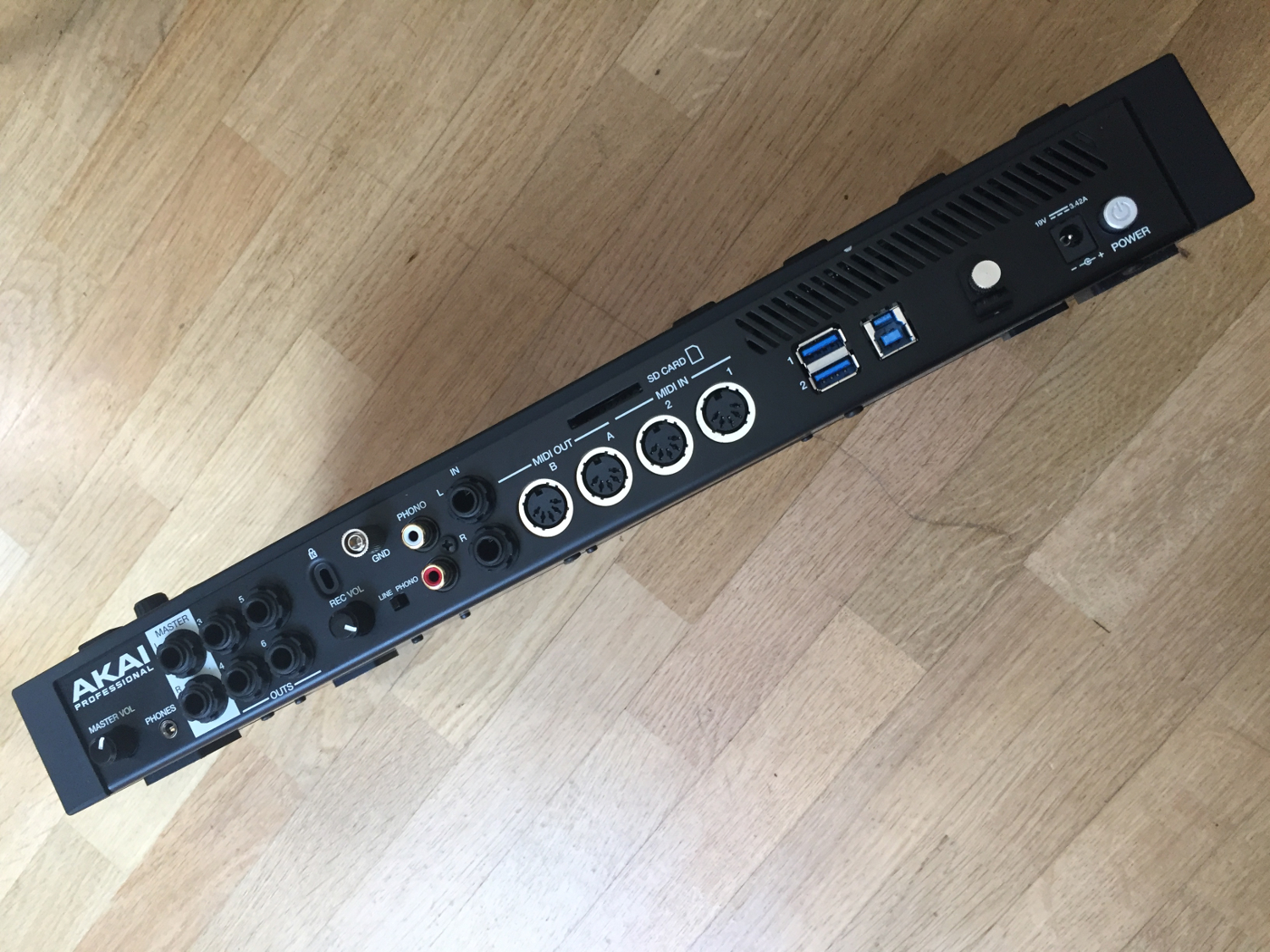 Akai MPC Live : arri&egrave;re