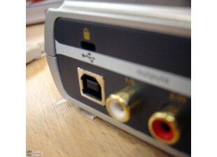 Notez la petite fente au dessus de la prise USB : il s'agit d'un dispositif antivol...