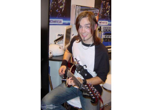 Venu faire la démonstration de la carte, François le guitariste de No One Is Innocent.