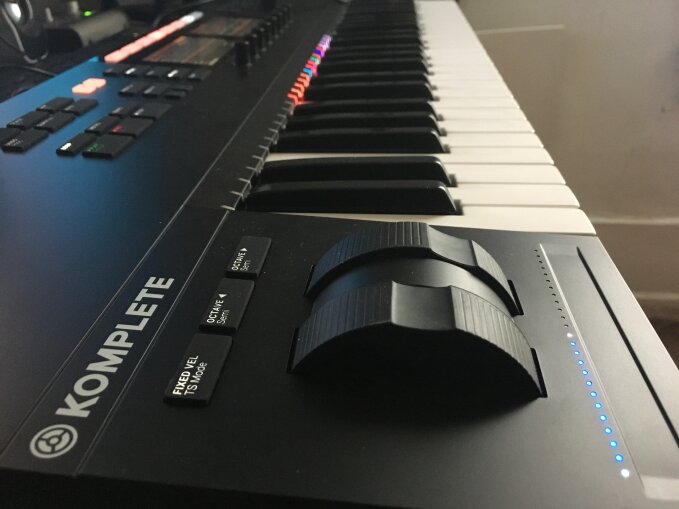 Native Instruments Komplete Kontrol S49 mk2 : side Native Instruments Komplete Kontrol S49 mk2 : side