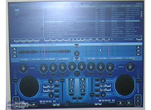 ...livrée avec son logiciel de Mix : il faut croire que le succès de la DJ Console a donné des idées à certains...