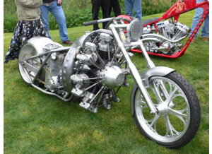 moto custom con motor de avioneta