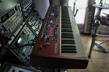Clavia Nord Stage 3 HP76 : NS3 2tof 12.JPG