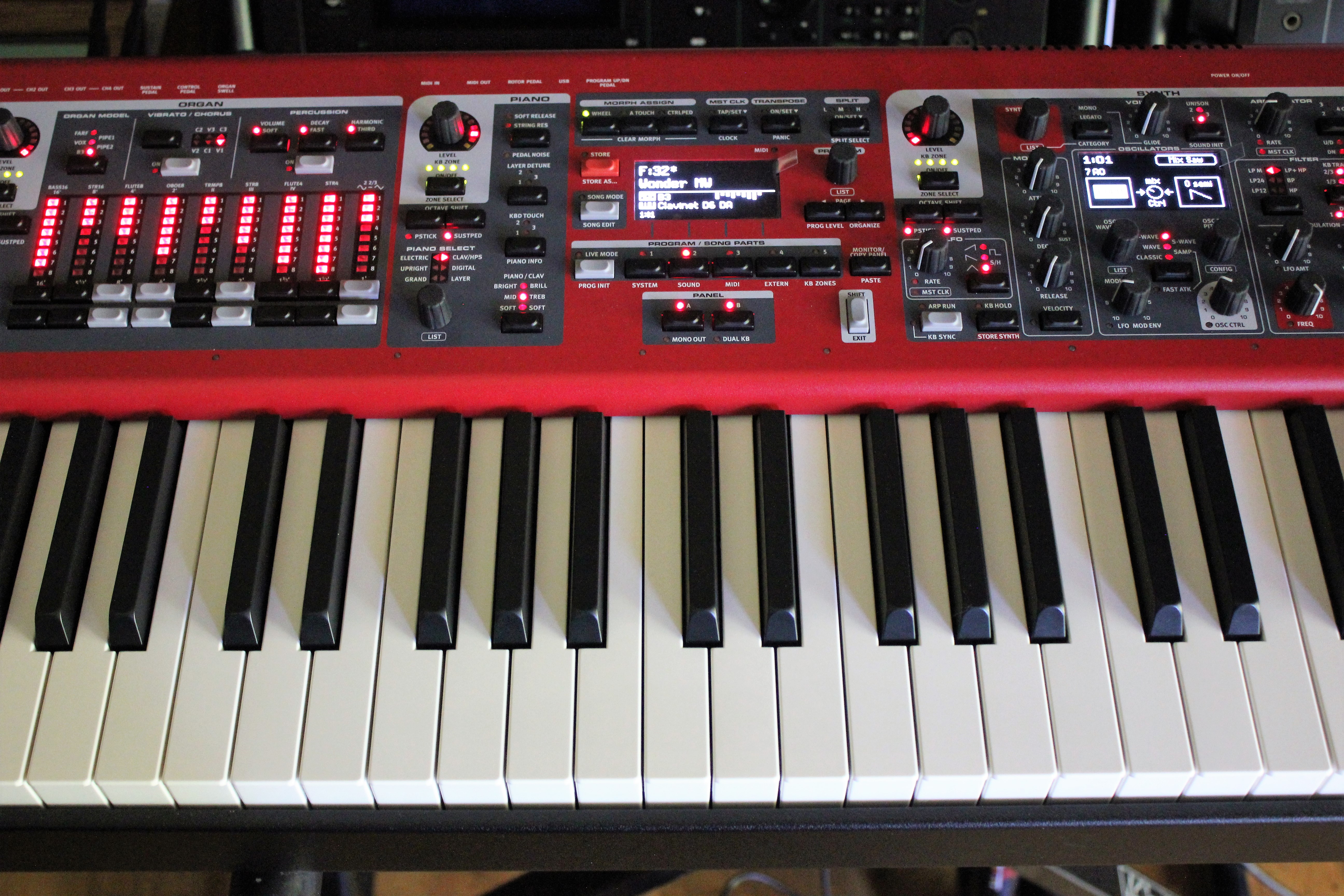 Clavia Nord Stage 3 HP76 : NS3 2tof 06.JPG