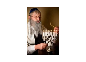 7795465 ancien homme juif avec la barbe allumer les bougies d 39 un chandelier