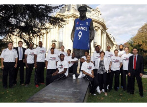 183851 l equipe de france de basket pose devant la statue de winston churchill aux champs elysees le 19 septembre 2011