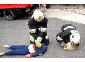 pompier fail deux pompiers en exercice de reanimation avec un mannequin coupe en deux
