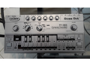 TB 303 CYCLONE 1