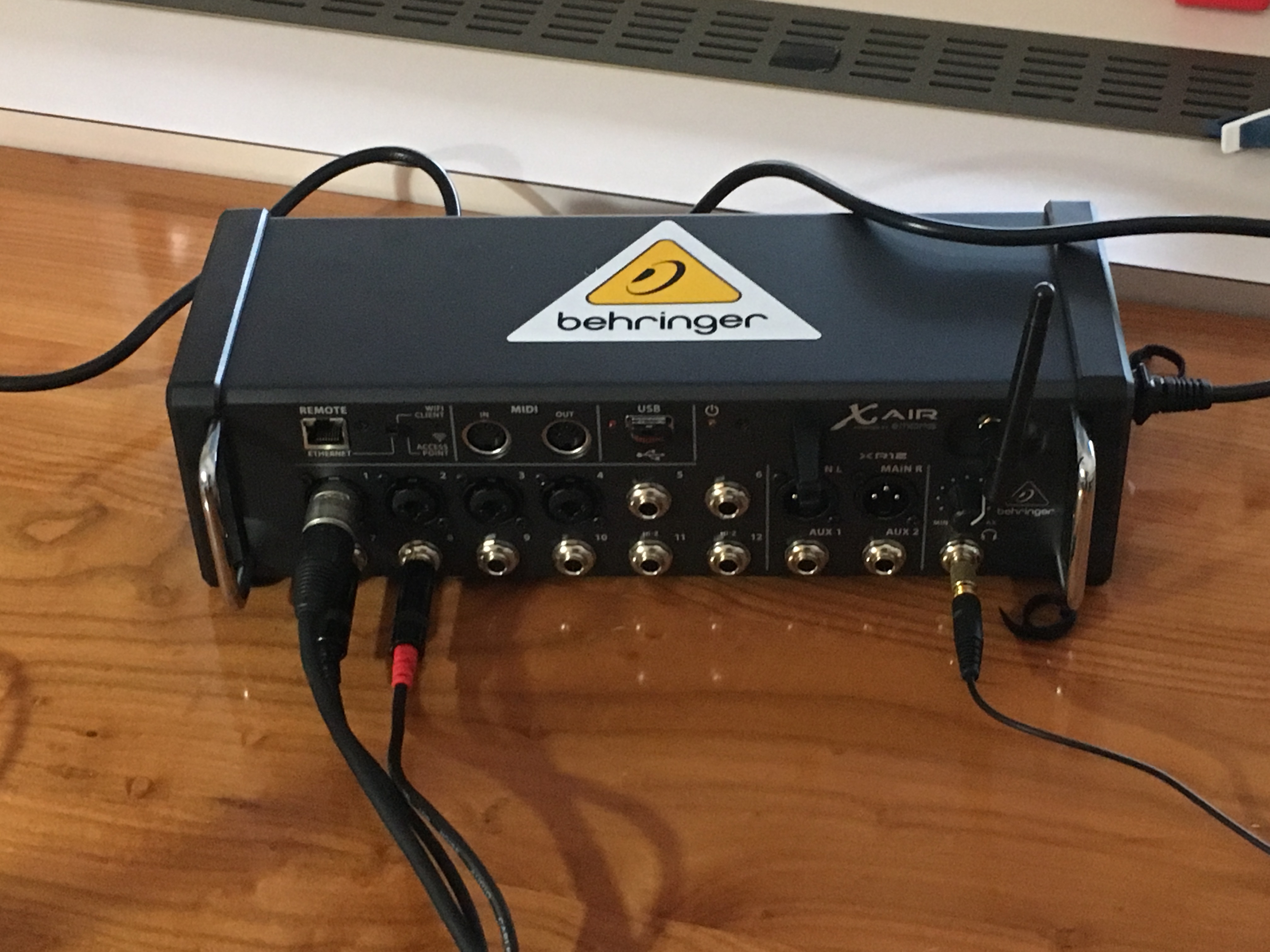 Behringer XR12
