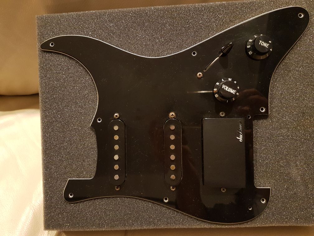 Plaque / Pickguard HSS micros Charvel-Jackson vintage